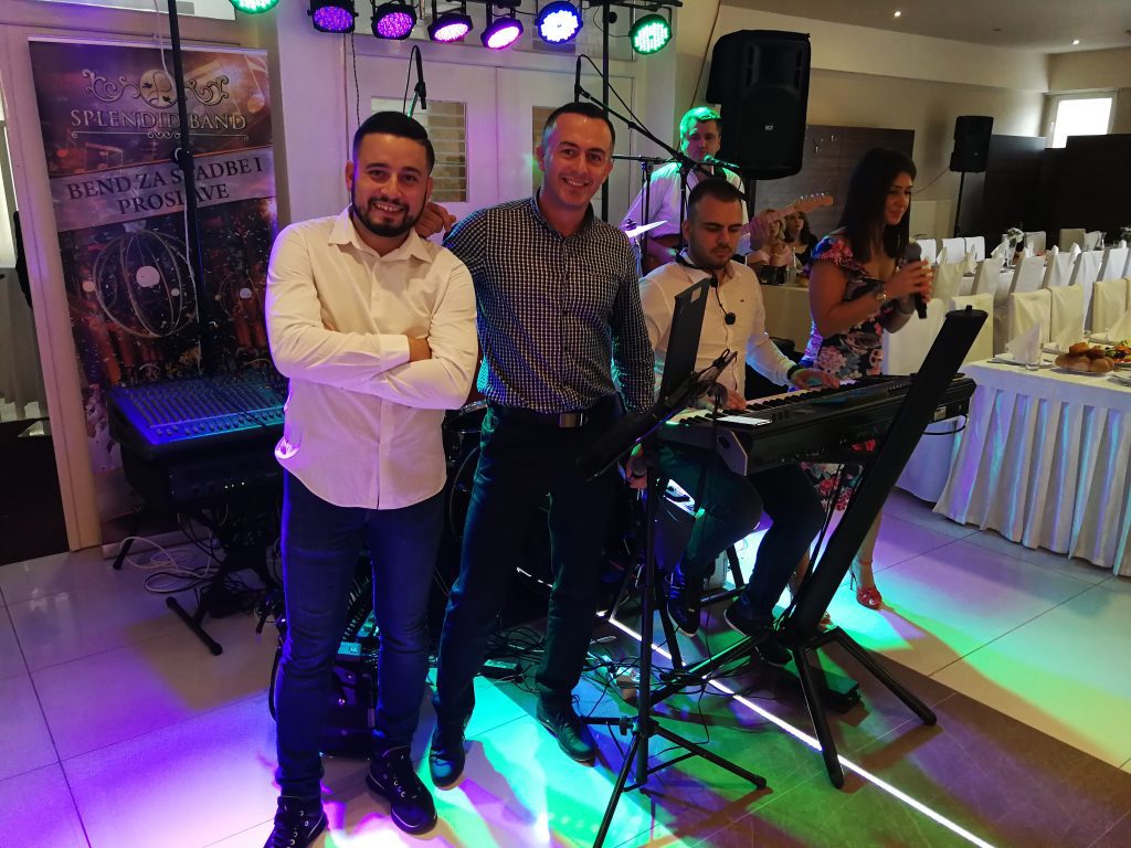 Splendid Band na proslavi, članovi benda pored ozvučenja i instrumenata